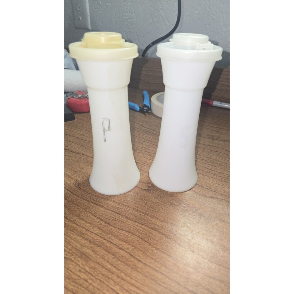 Tupperware Vintage 6 in. Salt & Pepper Shakers Set w/ Lids Plastic 718-11, 10